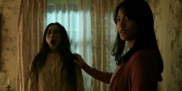 Ayu Laksmi dan Tara Basro dalam pengabdi setan