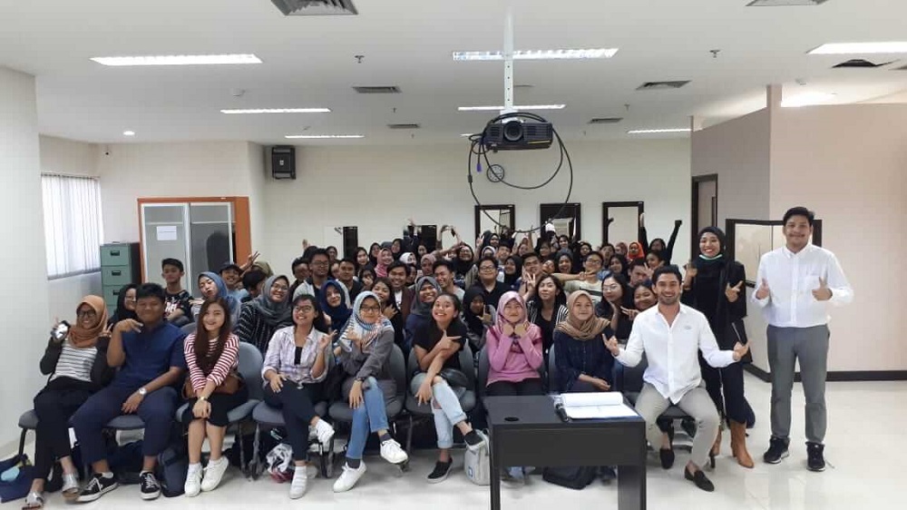 Aktor Reza Rahadian Kini Menjadi Pengajar di Program Vokasi Komunikasi UI
