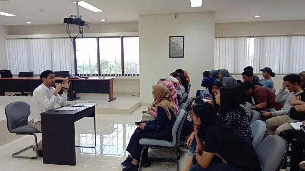 Aktor Reza Rahadian Kini Menjadi Pengajar di Program Vokasi Komunikasi UI
