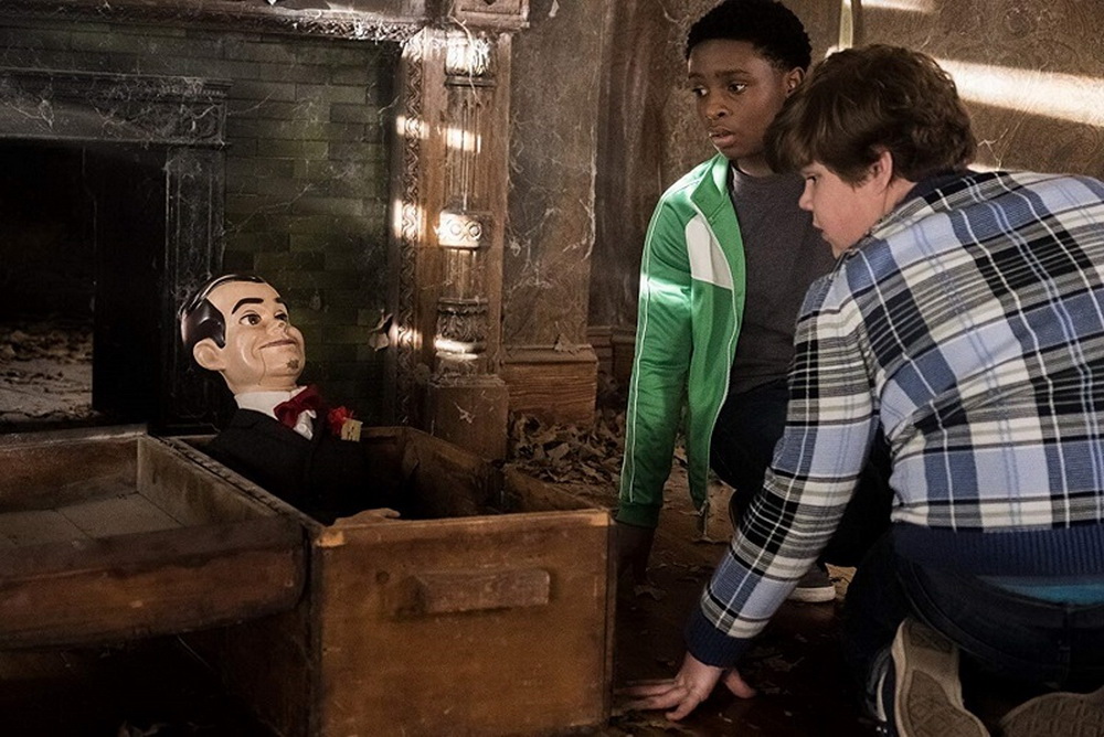 Kacau! Pesta Halloween Dirusak Boneka Misterius Dalam GOOSEBUMPS 2: HAUNTED HALLOWEEN