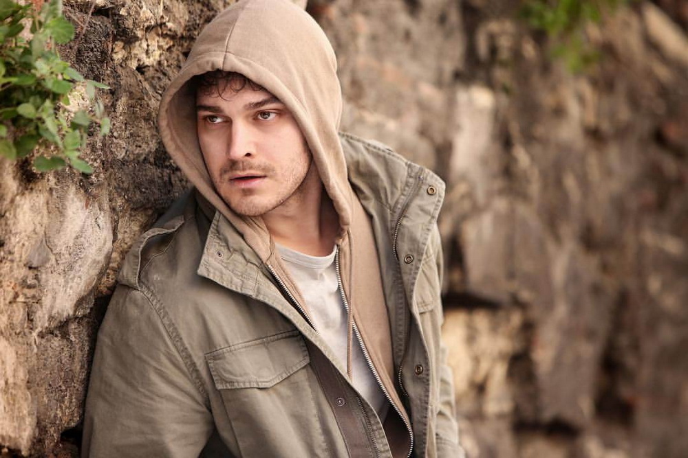Bagi penonton di luar Turki tentu akan sulit mengenali para bintang film asli Turki. Berikut ini sederetan aktor dan aktris yang akan menjadi pemeran karakter dalam serial The Protector. Karakter Hakan akan diperankan oleh aktor Çagatay Ulusoy, yang juga pernah membintangi Medcezir, Içerde, Adini Feriha Koydum. Karakter Leyla akan diperankan oleh aktris Ayça Aysin Turan, yang pernah membintangi Meryem, Cute & Dangerous, Karagul. Berikutnya adalah karakter Mazhar yang diperankan oleh aktor Mehmet Kurtulus  (In July, Big Game, Short Sharp Shock). Karakter Zeynep akan diperankan oleh Hazar Ergüçlü yang juga turut membintangi Snow, Medcezir, dan Manyak. Sedangkan karakter Faysal diperankan oleh Okan Yalabik, aktor yang turut membintangi Hunting Season, Remember Darling, dan Dark Spells. Karakter Tekin diperankan oleh Mehmet Yilmaz Ak (The Pit, Içerde, dan Ceset). Sedangkan karakter Yasin akan diperankan oleh Cihat Suvarioglu (Butterflies, Görümce, 91.1). Kemudian karakter Murat diperankan oleh Erol Gedik – yang pernah membintangi Sadece Sen, Cehennem 3D, dan Kurt Seyit ve Sura.