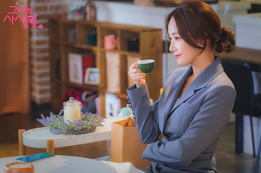 HER PRIVATE LIFE Kisah Kurator Galeri Seni Adaptasi Novel