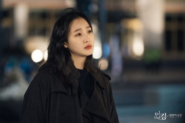 Kim Go Eun sebagai Jeong Tae Eul