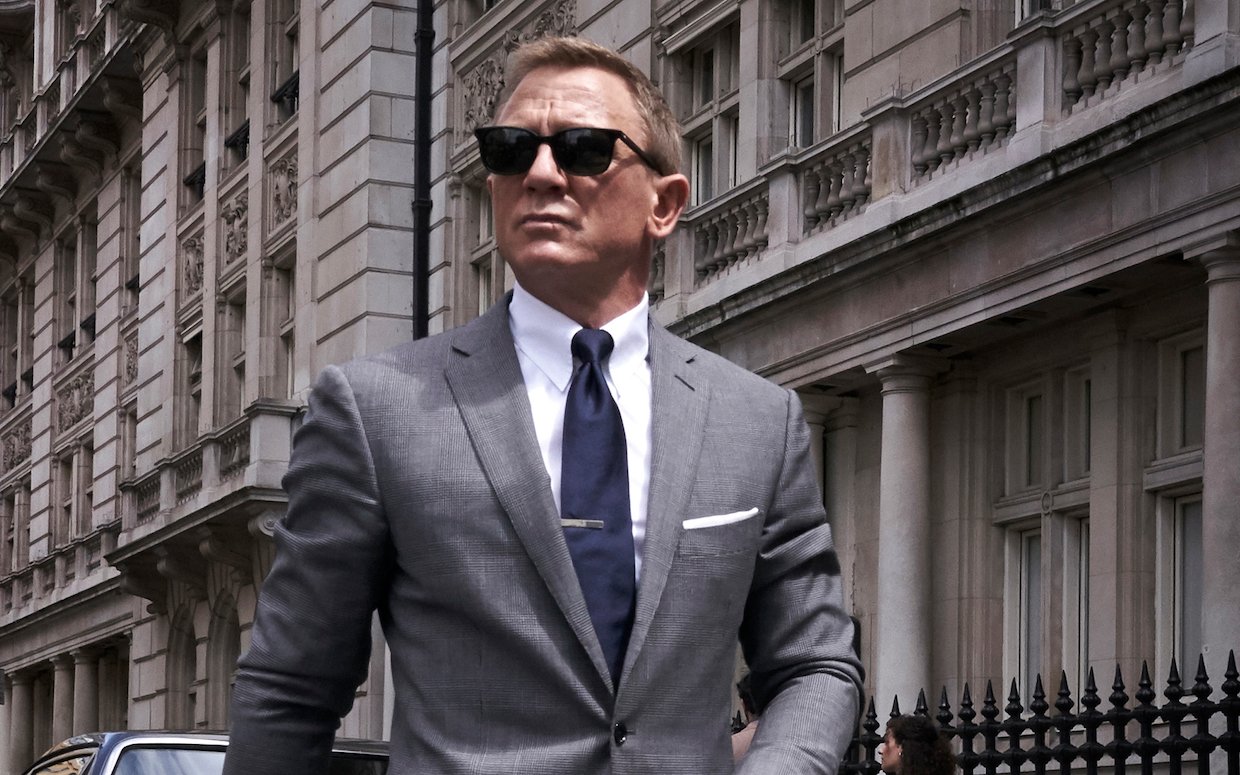 Daniel Craig sebagai James Bond