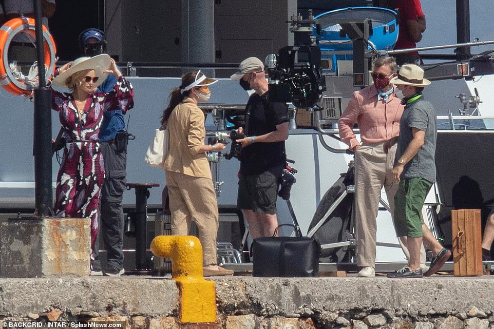Kate Hudson, Kathryn Hahn, dan Daniel Craig di lokasi Syuting Knives Out 2