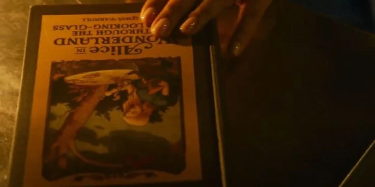 Buku Alice in Wonderland dalam trailer The Matrix Resurrections