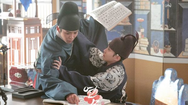 Rowoon sebagai Jung Ji Woon dan Park Eun Bin sebagai Lee Hwi