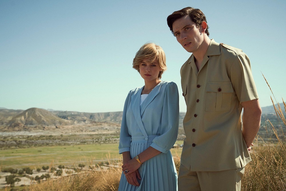 Emma Corrin dan Josh O' Connor dalam The Crown