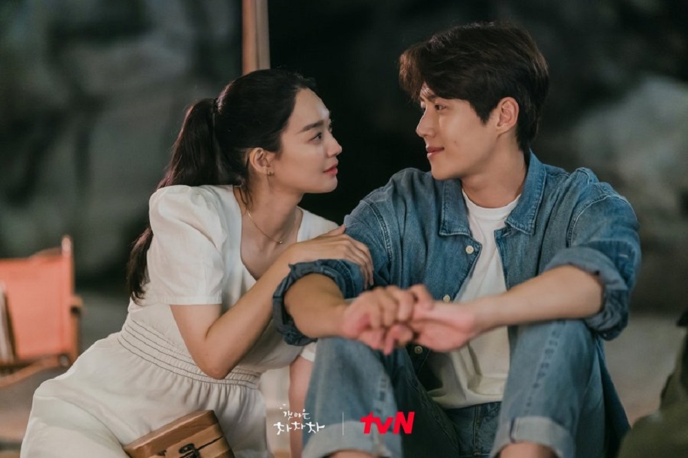 Shin Min Ah dan Kim Seon Ho dalam Hometown Cha-Cha-Cha