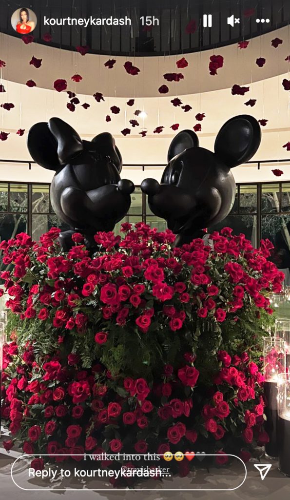 Patung Mickey Minnie Mouse hadiah Valentine Kourtney Kardashian and Travis Barker Instagram 