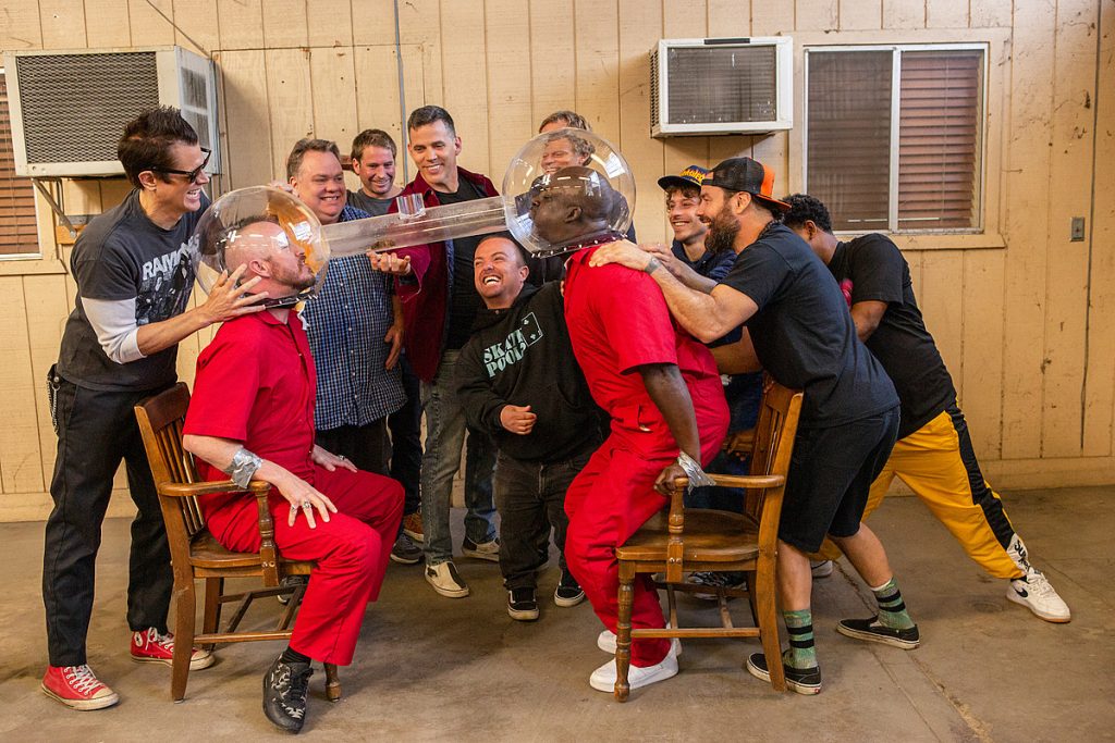 Salah satu stunt dalam Jackass Forever