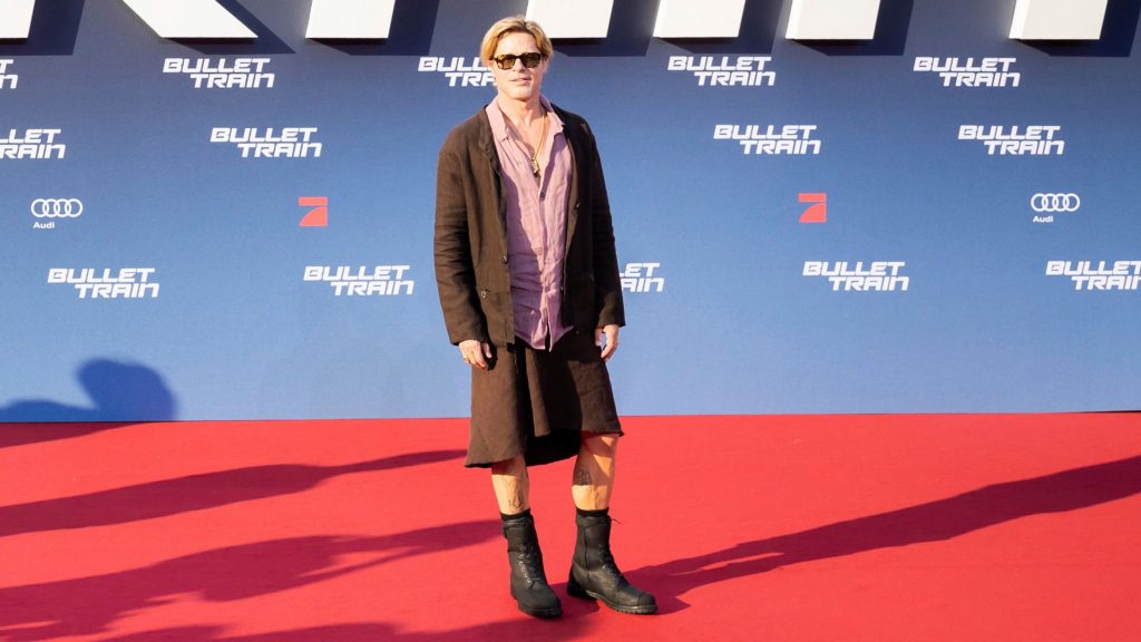 Bradd Pitt dengan Rok Linen di karpet merah film Bullet Train