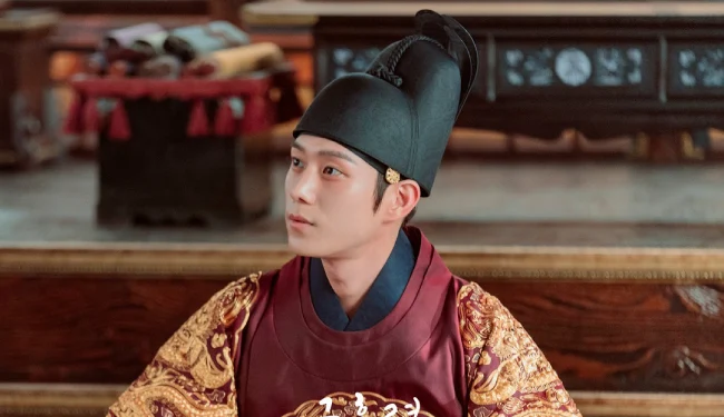 Kim Young Dae sebagai Raja Lee Heon