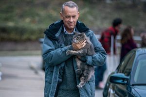 Tom Hanks dan kucing Smeagol dalam film A Man Called Otto