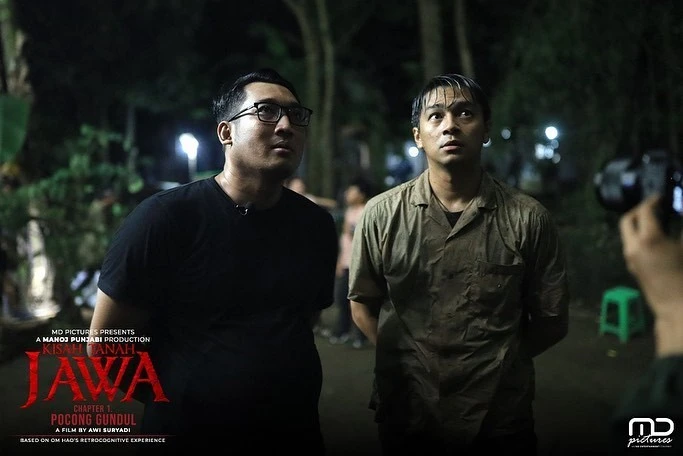 Om Hao dan Deva Mahenra dalam behind the scene film Kisah Tanah Jawa