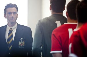 Jimmy Murphy yang diperankan apik oleh David Tennanat dalam film United, mampu memimpin Manchester United hingga babak final Piala FA 1958
