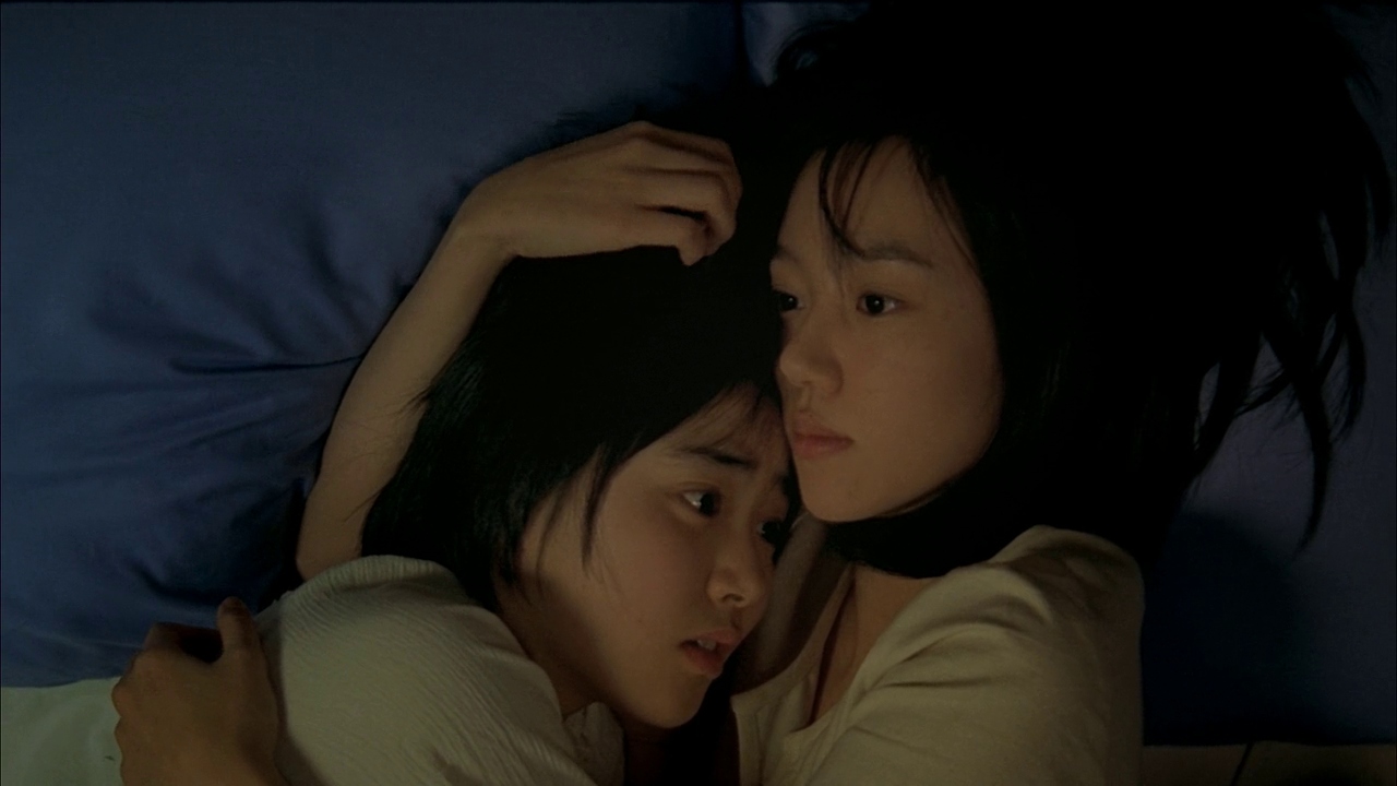 Su-yeon sangat dkat dengan kakaknya, Su-mi. Saat Su-yeaon ketakutan, dia langsung berlari ke kamar Su-mi