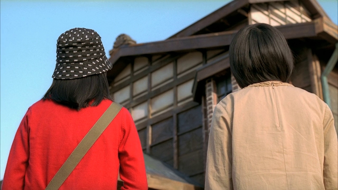 Bae Su-mi dan Bae- Su-Yeaon tiba di rumah tua namun terawat setalah mendapatkan perawatan dari rumah sakit