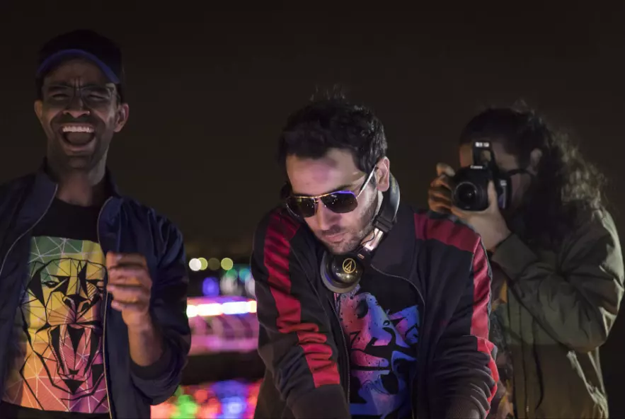 Menjadi DJ adalah impian Samir (Karim Kassem)