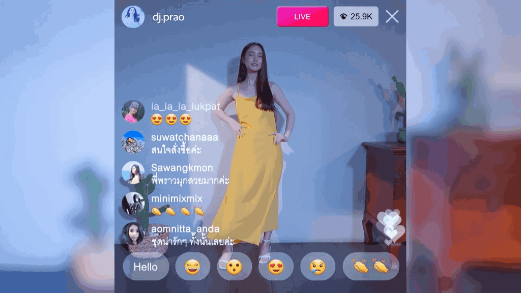 Mook menjual baju-bajunya di Instagram 