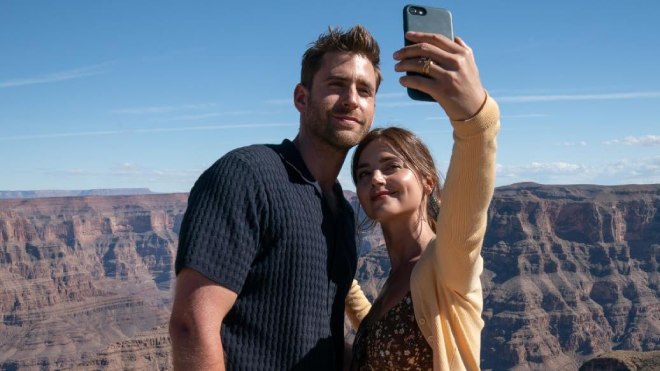 Oliver Jackson-Cohen dan Jenna Coleman di serial Wilderness
