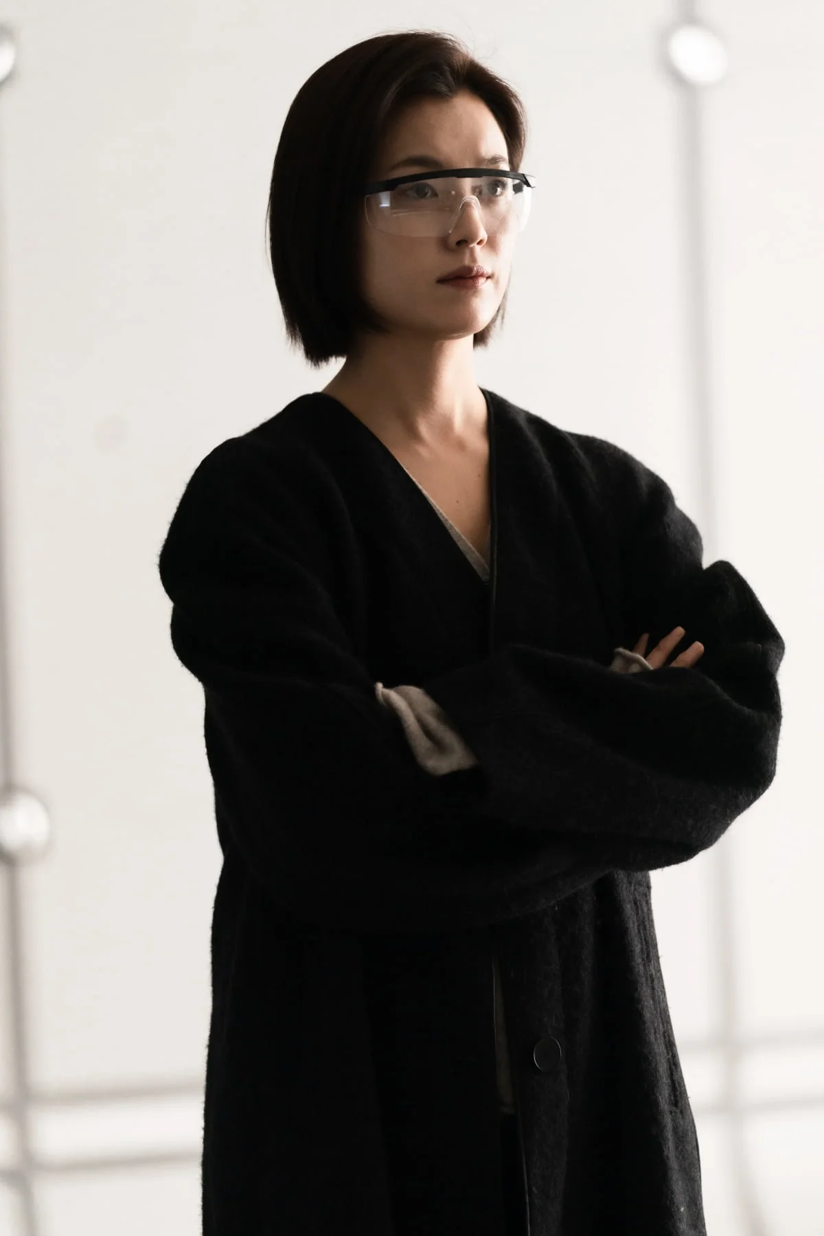 Yoon Ja Yoo (Han Hyo Joo) mengenakan kacamata khusus di Blood Free