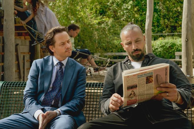 Tom Schilling dan Murathan Muslu di Murder Mindfully