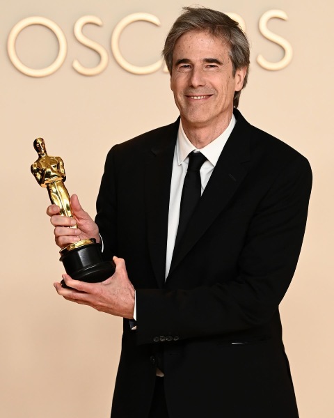 Sutradara Walter Salles menggenggam Piala Oscar