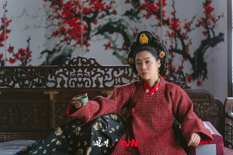 The Queen Who Crowns