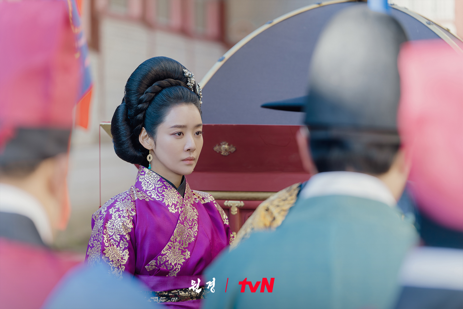 The Queen Who Crowns