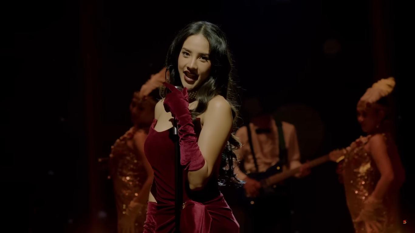 Anya Geraldine di video Klip "jablai"