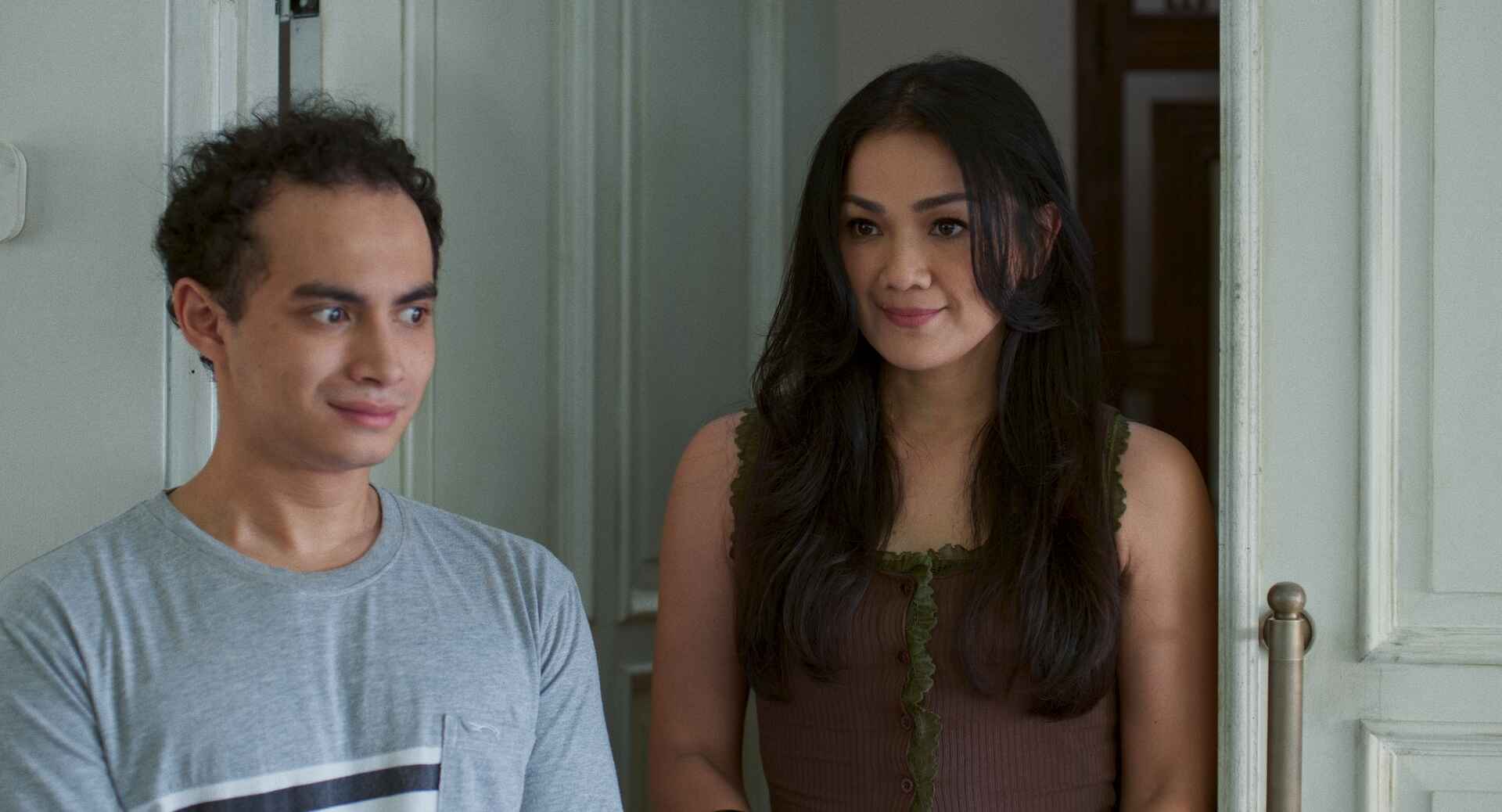 Omara Esteghlal dan Nirina Zubir Film Tinggal Meninggal