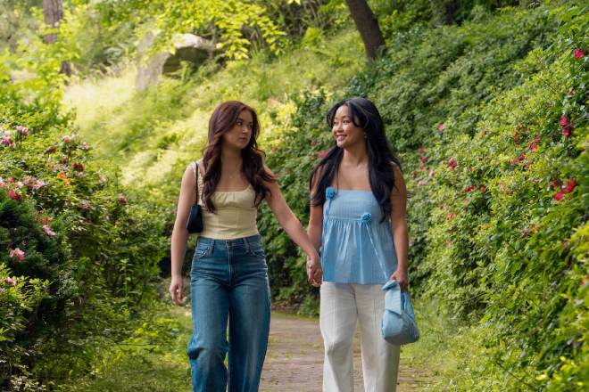 Anna Cathcart dan Lara Condor di XO Kitty musim ketiga