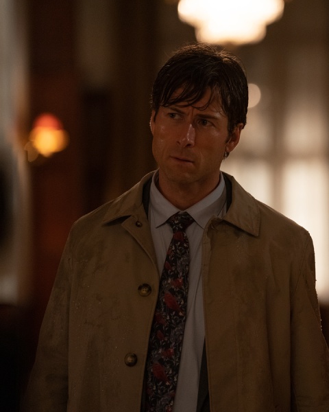 Glen Powell di How to Make a Killing