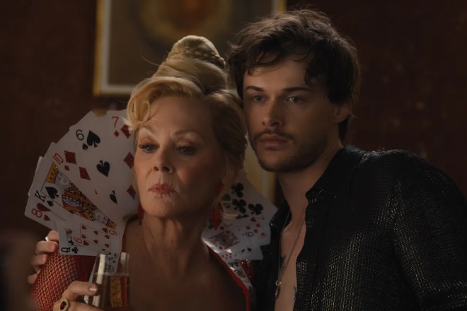 Jean Smart dan Christopher Briney di Hacks season 5