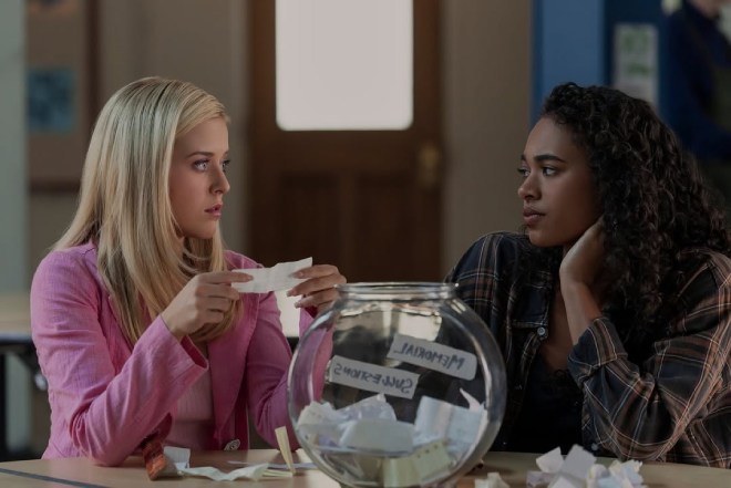 Lexi Minetree dan Chandler Kinney di serial elle