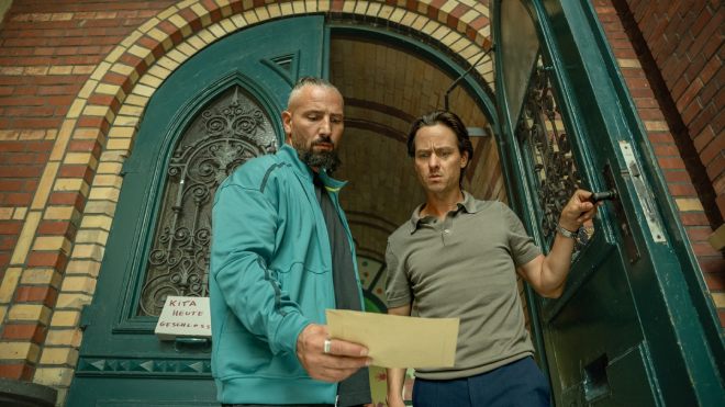 Murathan Muslu dan Tom Schilling di Murder Mindfully Season 2