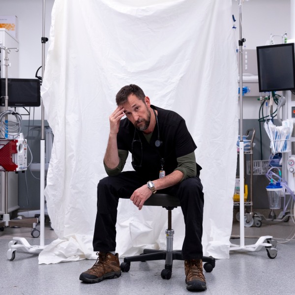 Noah Wyle sebagai Dokter Robby di The Pitt