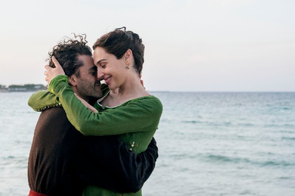 Oscar Isaac, Gal Gadot di In the Hand of Dante
