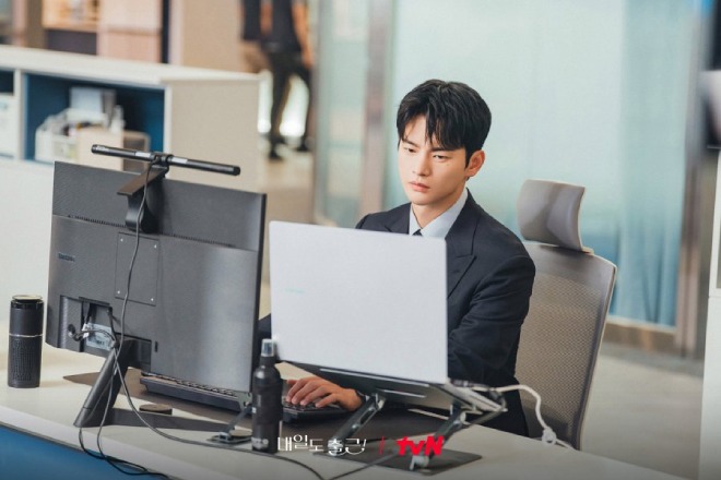 Seo In Guk di See You at Work Tomorrow!