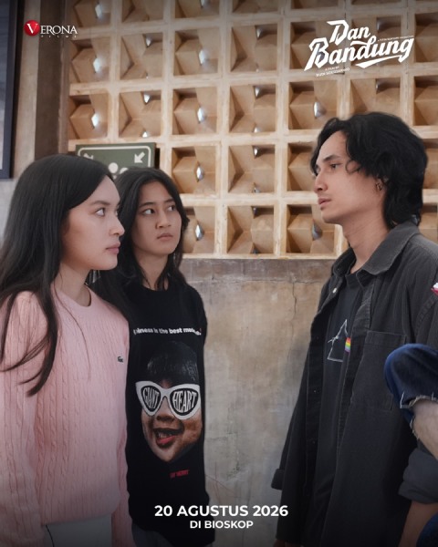 Shanna Shannon, Keisya Levronka, dan Samo Rafael di film Dan Bandung