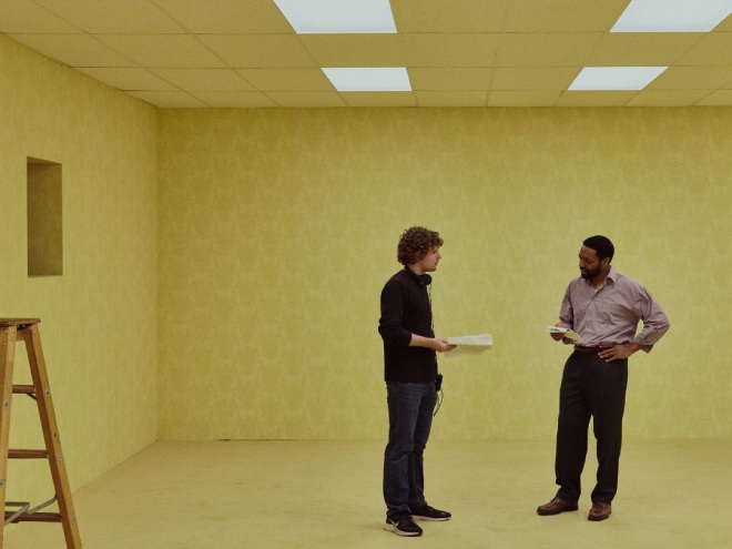 Sutradara Kane Parsons dan aktor Chiwetel Ejiofor di lokasi syuting Backrooms