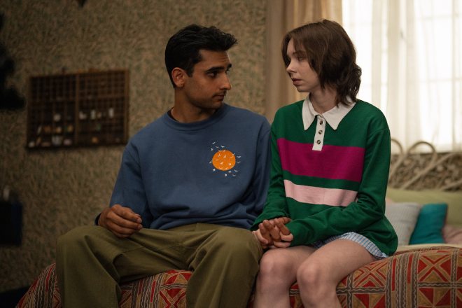 Zain Iqbal dan Emma Myers di A Good Girl’s Guide to Murder season 2