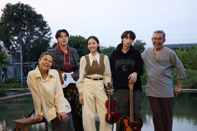 Viyada Komarakul Na Nakorn, Guitar Sarin, Jidapa Phonrojpanya, Phubase Pratumrat, Charas Fuangaro - Pemeran Fill The Beat