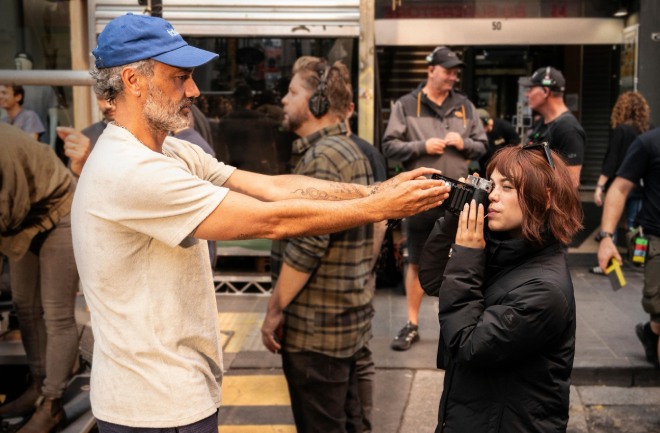 Sutradara Taika Waititi dan Jenna Ortega di lokasi syuting Klara and the Sun